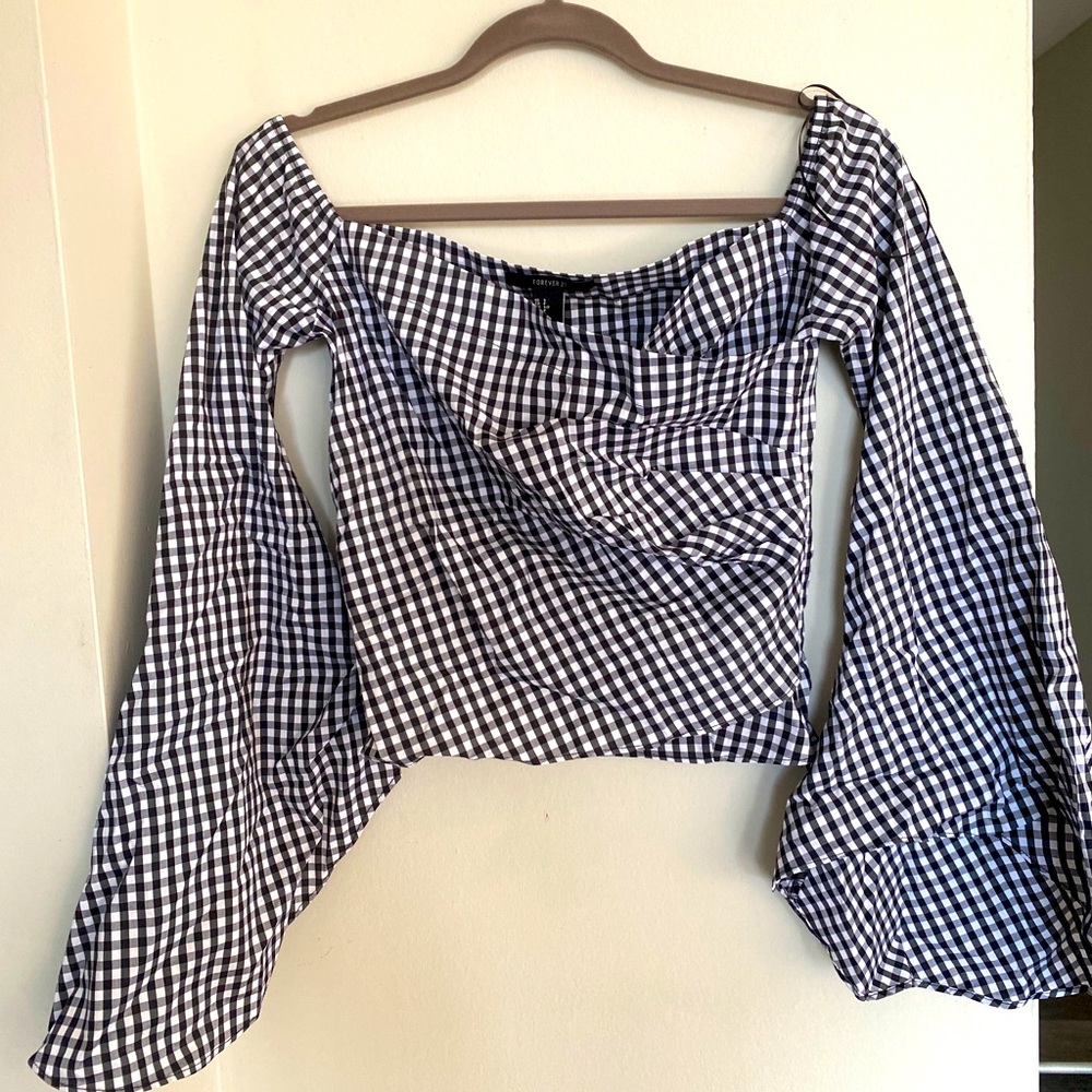 Black & white checkered crop top with wide sleeves